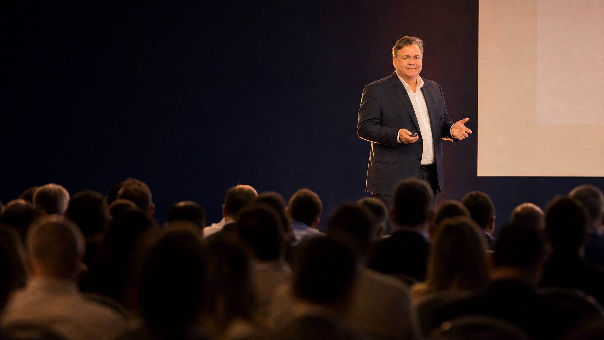 Marco Amaral em palestra para plateia de convenção do mercado Farma, Saúde e Beleza